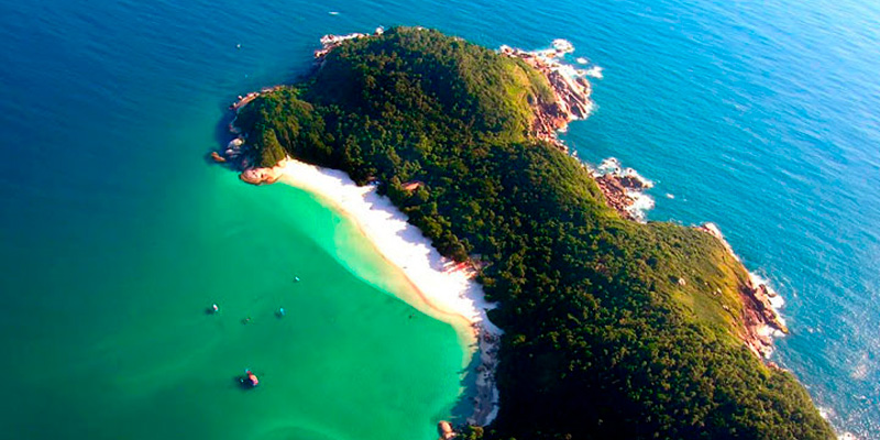 Conheça a Ilha do Campeche, o “Caribe” de Florianópolis